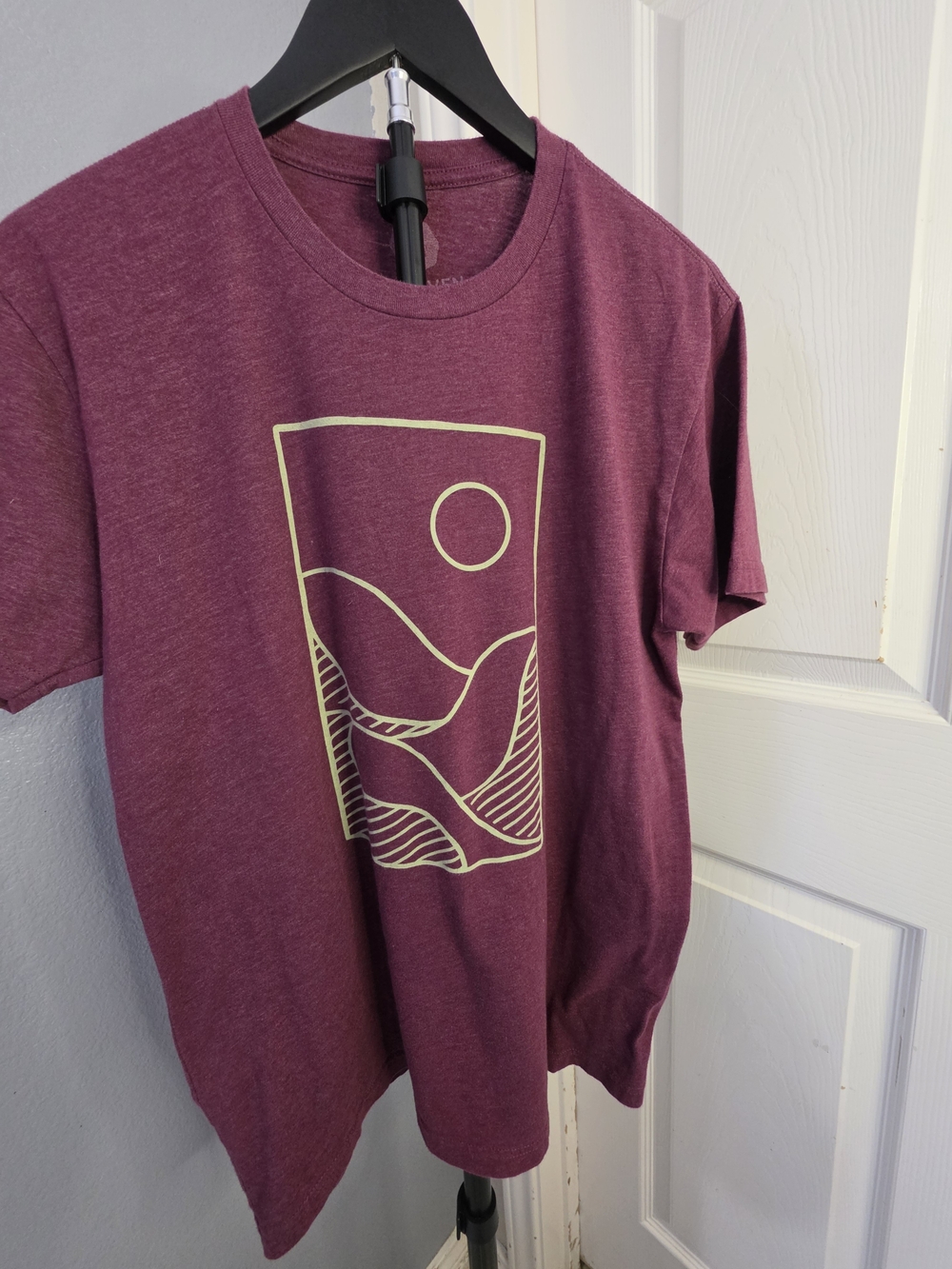 Wohven Men's Medium Burgundy Graphic T-Shirt - Minimalist Mountain Landscape Tee